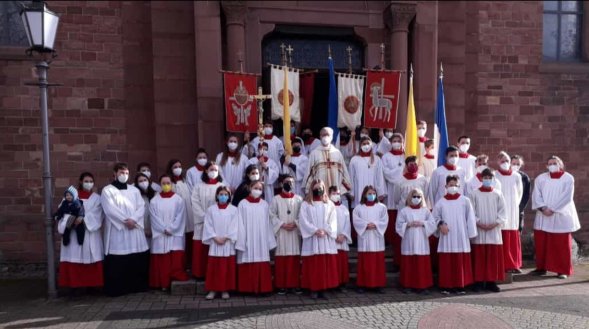 Quelle: Schmidt Minis Gruppenfoto vor der Kirche