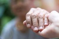 Quelle: istock.com/1130230765 helfende Hand