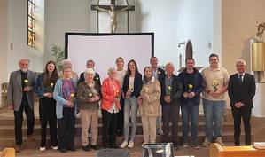 Gemeindeteam von Pfaffentrot vor Altar in St. Josef