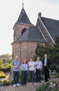 Quelle: Martina Kastner Gemeindeteam Waldprechstweier vor der Kirche