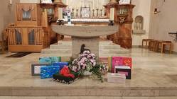 Schatzkisten der Kinder vor dem Altar