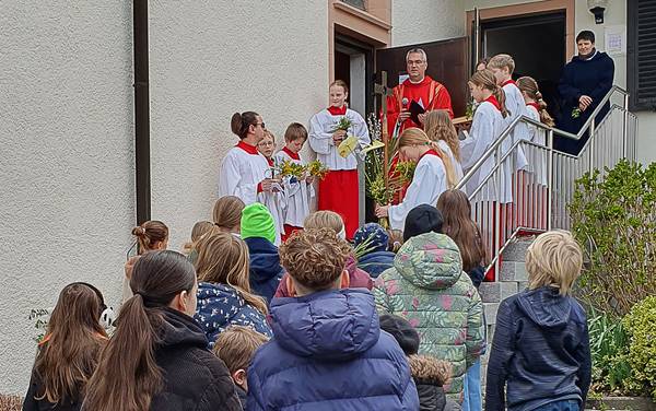Palmsonntag Einzug in Kirche Langensteinbach