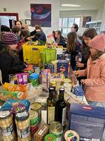 Die Erstkommunionkinder besuchen den Tafelladen