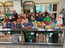 Die Erstkommunionkinder besuchen den Tafelladen