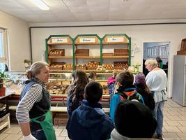 Die Erstkommunionkinder besuchen den Tafelladen