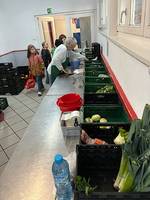 Die Erstkommunionkinder besuchen den Tafelladen