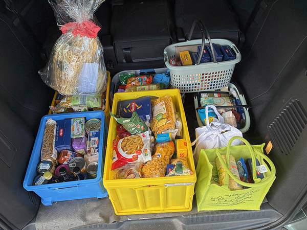 Die Erstkommunionkinder besuchen den Tafelladen