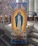 Ambo mit Marienteppich in der Kirche St. Maria in Schielberg
