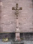Kreuz vor Kirche St. Peter und Paul Burbach